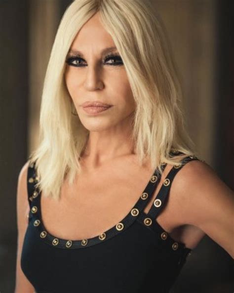 come mai non è riuscito il lifting di donatella versace|Donatella Versace oggi: a 69 anni, la biografia della stilista.